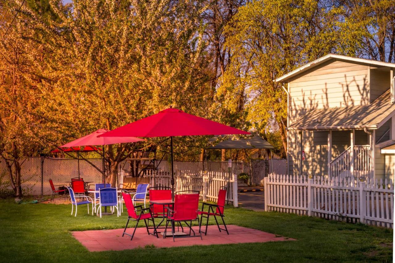 Maple Leaf Motel Shady Cove Esterno foto